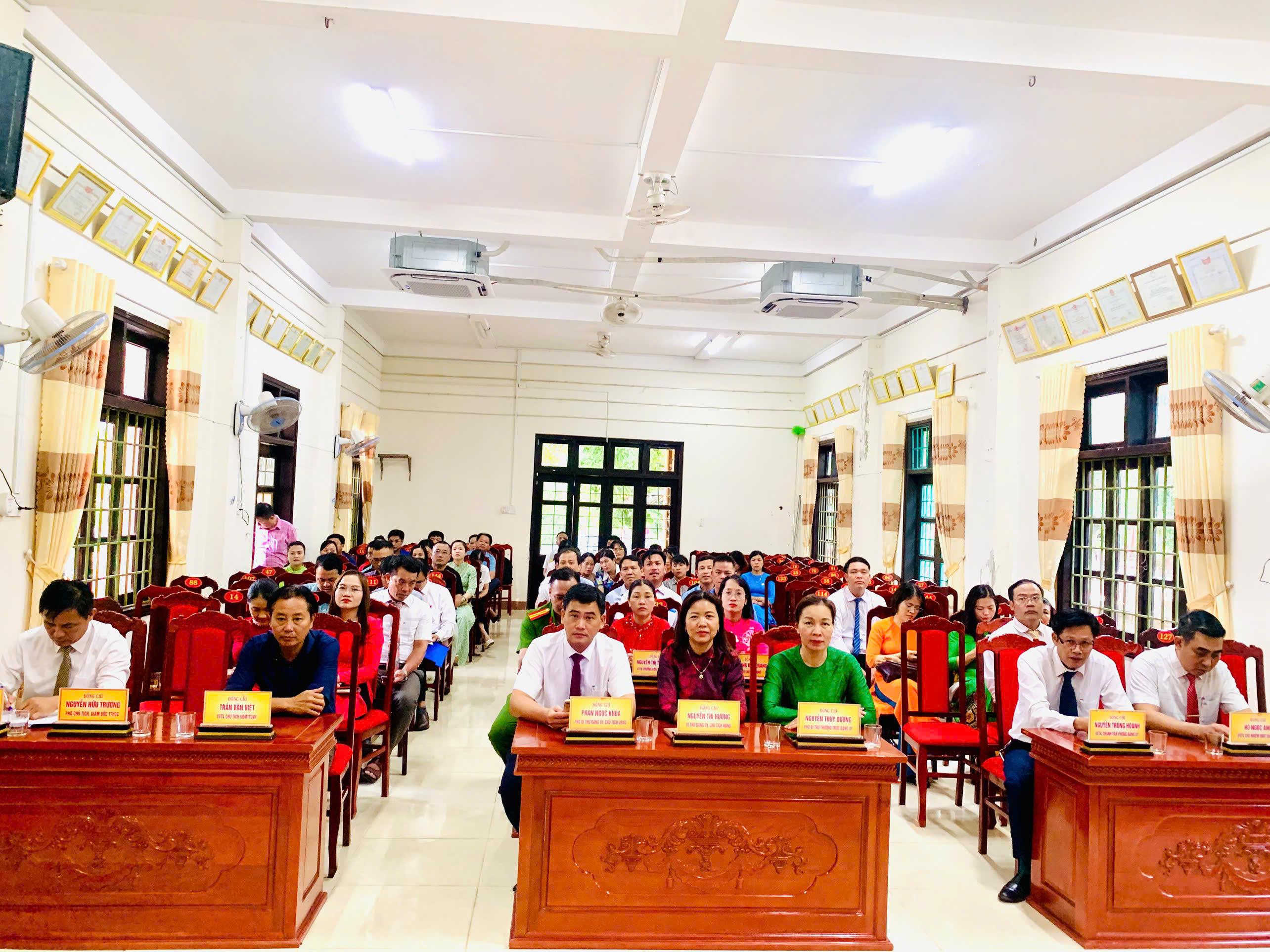 Đảng ủy, UBND xã Vĩnh Hoàng Công bố các Quyết định của Đảng ủy, Nghị quyết của Hội đồng nhân dân xã trong công tác cán bộ.