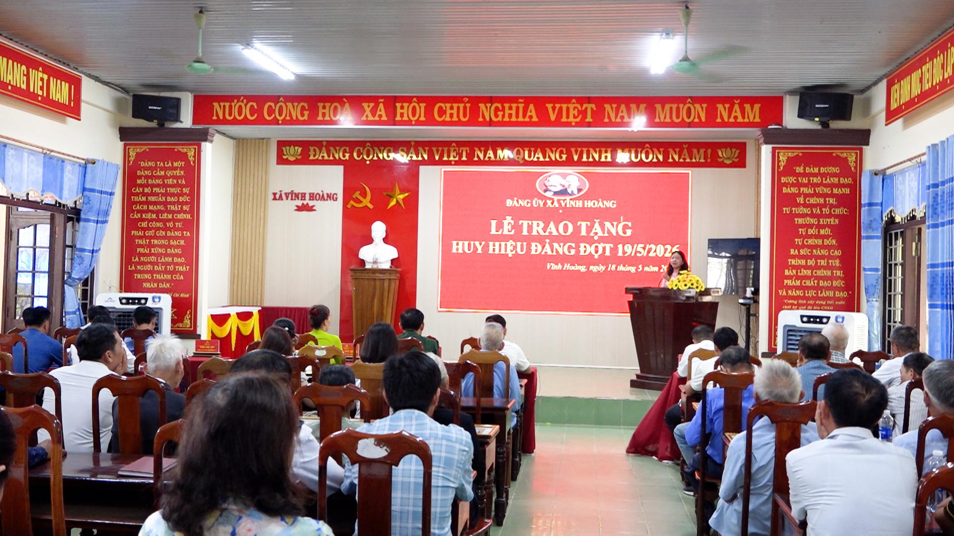 Đảng ủy xã Vĩnh Hoàng: Trao tặng Huy hiệu Đảng đợt 19/5/2026 cho 23 đảng viên từ 30 đến 65 năm tuổi Đảng