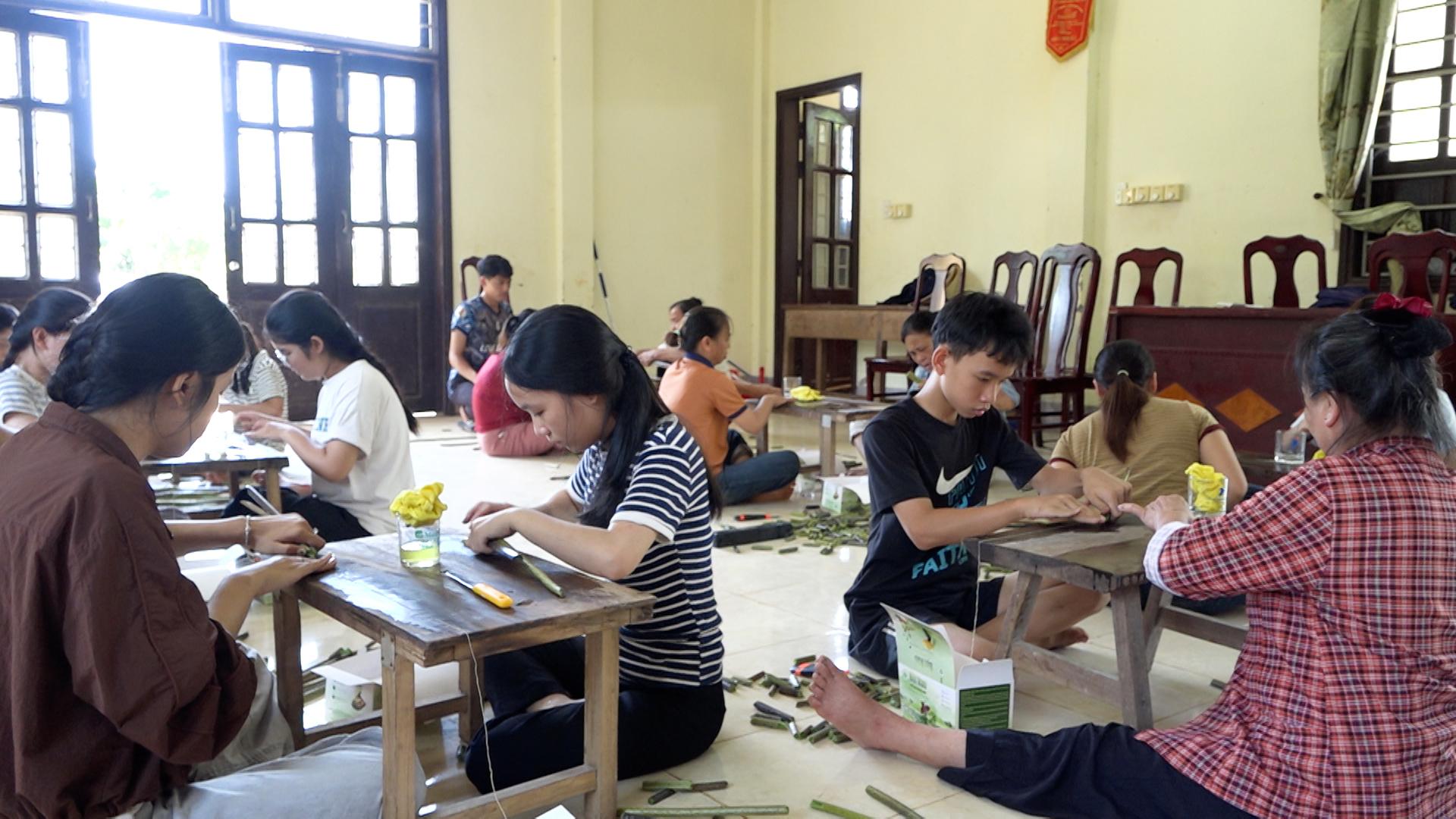 Tập huấn kỹ thuật kéo tơ sen cho các hộ dân tại xã Vĩnh Hoàng