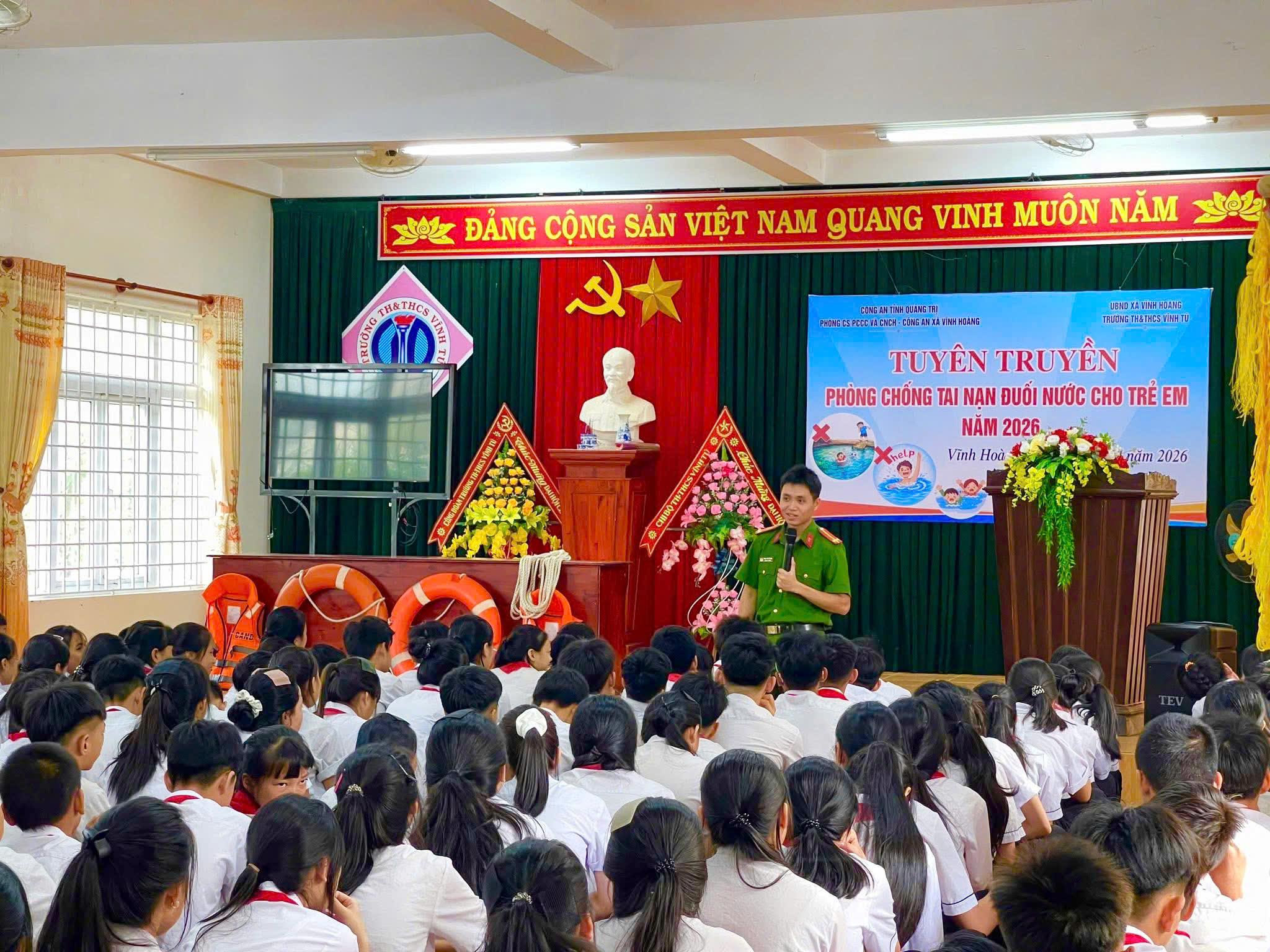 Tuyên truyền, hướng dẫn kỹ năng phòng, chống đuối nước cho học sinh tại Trường TH và THCS Vĩnh Tú